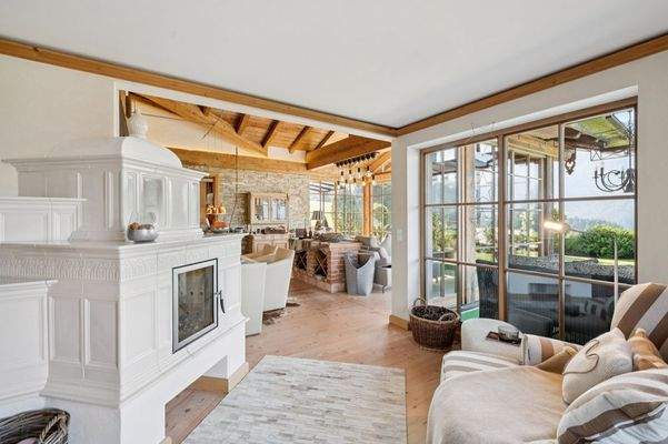 Der traditionelle Kachelofen schafft eine Atmosphäre voller Geborgenheit