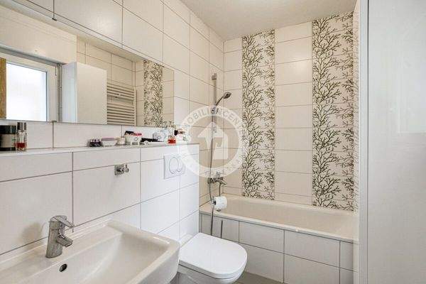 Das Tageslichtbad mit Badewanne im Erdgeschoss