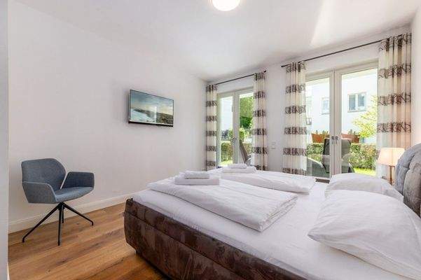 Ruhig und geschützt: Schlafzimmer 1 mit südlichem 