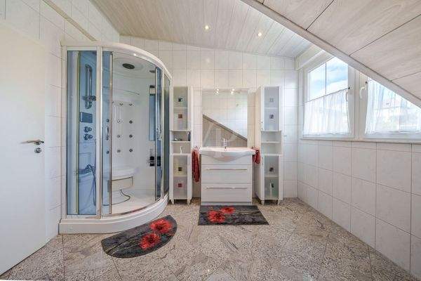 Modernes Duschbad im Dachstudio