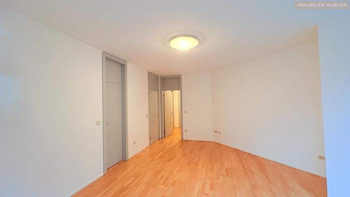 Schlafzimmer mit Schrankraum und Bad