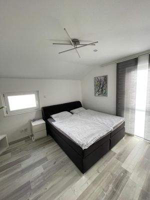 Schlafzimmer mit Ankleideraum