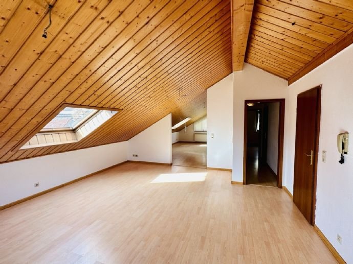 Sonnige Dachgeschoss-Wohnung - ruhige Lage, 3 Zimmer, Küche, Bad - Landsweiler-Reden / Schiffweiler