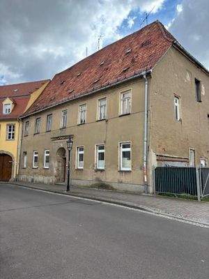 Toreinfahrt mit Blick zum Gebäude