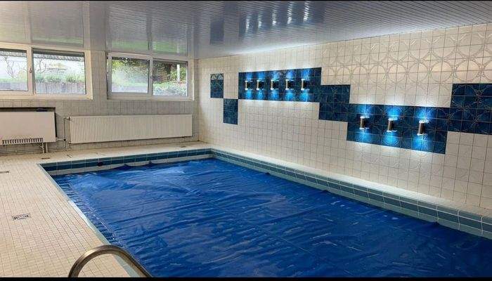 Indoor Pool mit Gegenstromanlage