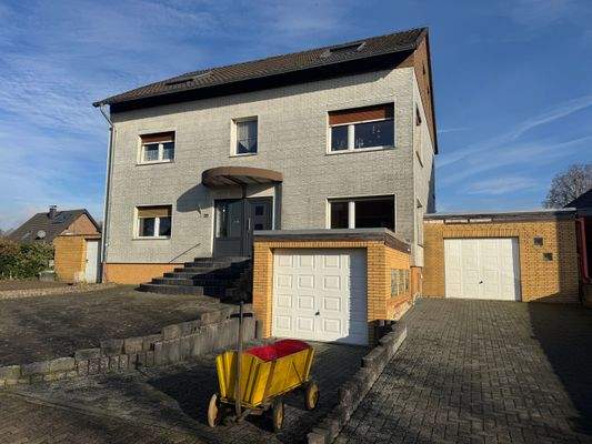 Haus- und Garagenansicht