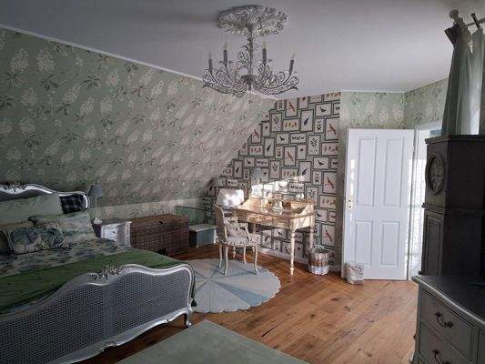 grosses, helles Schlafzimmer