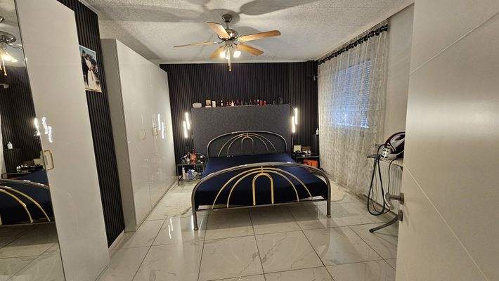 Vorderhaus_EG Schlafzimmer_01.jpg