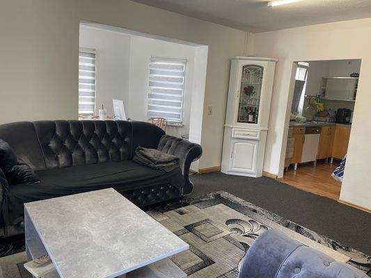 Wohnzimmer mit Blick in Esszimmer und Küche