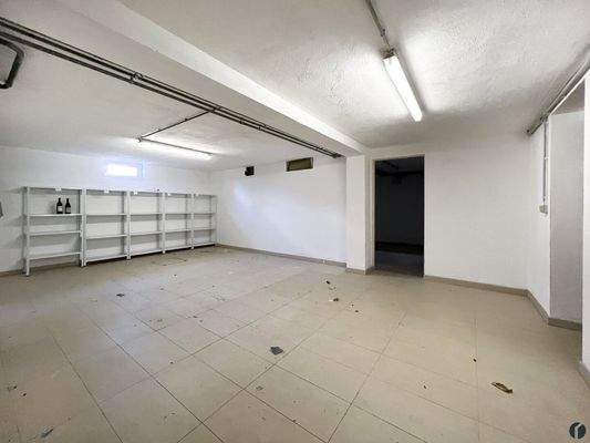 großer zentraler Kellerraum