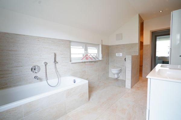 Badezimmer mit Badewanne ,WC , Waschtisch und separater begehbarer Regendusche mit Sitzmöglichkeit