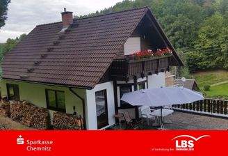 Hausansicht mit Terrasse