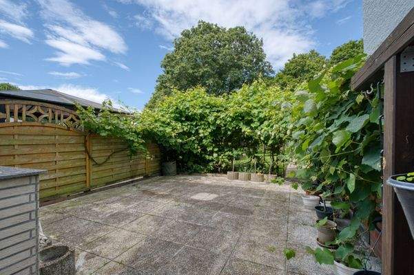 Westlich ausgerichtete Terrasse