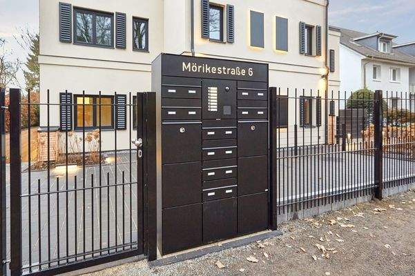 Gesicherter Zugang zum Haus mit Paketstation