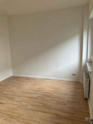 Helles Zimmer mit Parkett