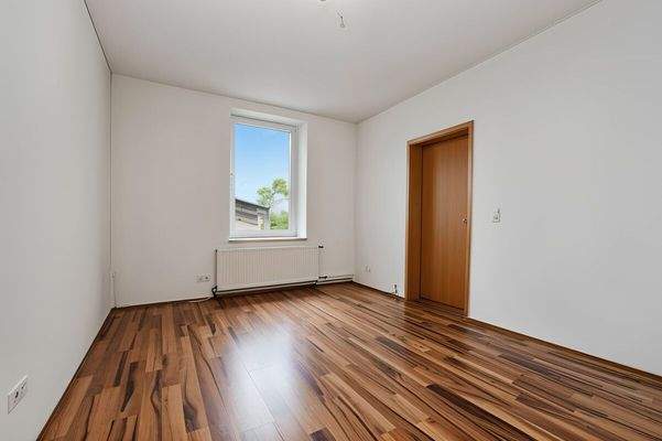 mit Blick aufs Grundstück