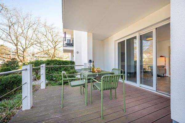 Terrasse teils überdacht