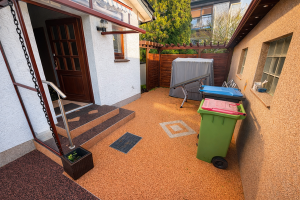 Kleine Terrasse vorm Haus