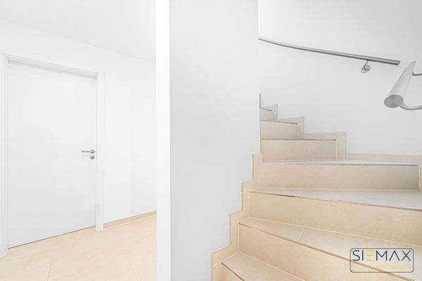 Treppe ins Obergeschoss 