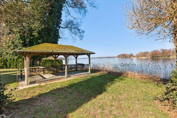 Gemeinschafts - Pavillion am See