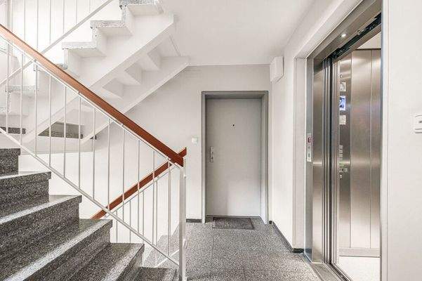 Treppenhaus mit Lift