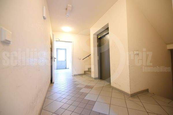 Treppenhaus mit Lift