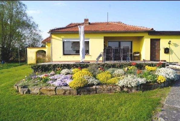Südansicht des Hauses mit vorgelagerter Terrasse