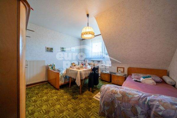 Schlafzimmer II (DG linker Gebäudeteil)