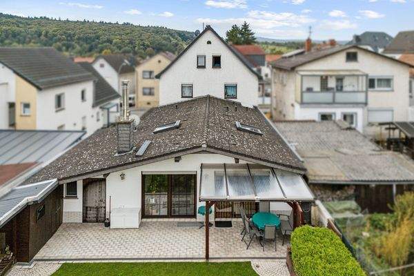 Ansicht von hinten nach vorne: Bungalow/Hinterhaus und 3-stöckiges Vorderhaus mit Satteldach 