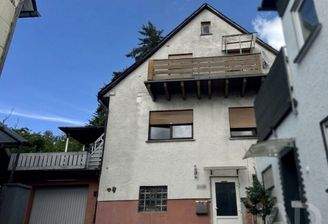 Kompaktes Wohnhaus mit gepflegtem Garten, Garage und vielseitigem Schuppen