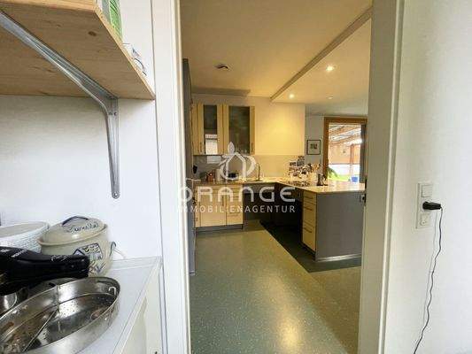 Direkt gegenüber der Küche....