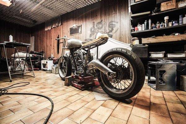 Fotolia-Garagenbild-Motorrad.jpg