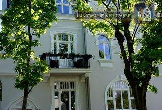 Historischer Westbalkon, wunderschöne Fenster