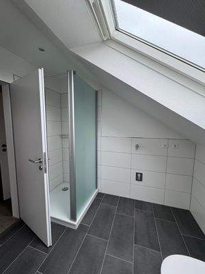 Modernes Badezimmer Dachwohnung