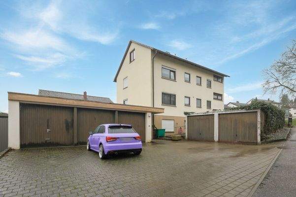 Seitenansicht und Garagen