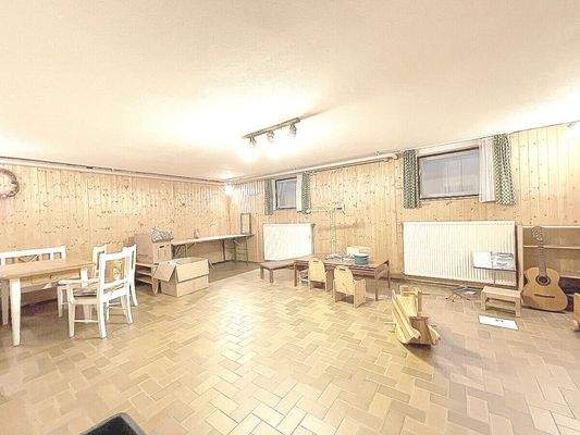 Großer Hobbyraum im Untergeschoss