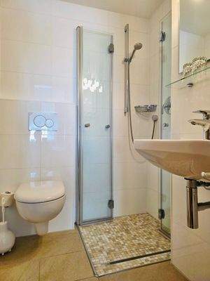 Apartmenthaus - modernisiertes Duschbad