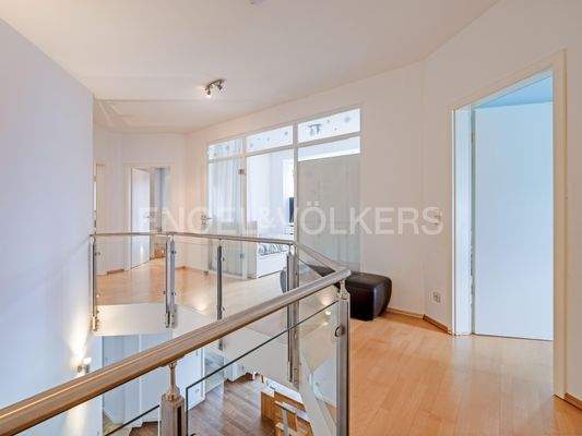 Blick von der Galerie im OG auf Gästezimmer, Badezimmer und Schlafzimmer