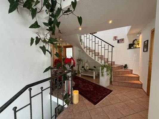 Hauseingang Treppe ins DG