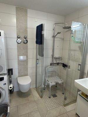 seniorengerechtes Bad mit Dusche