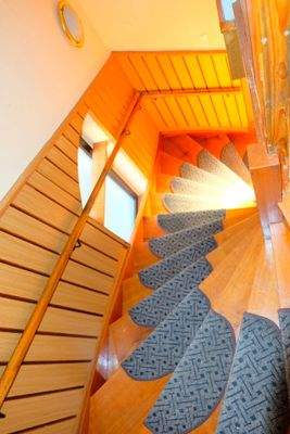 17 Treppe zum Obergeschoss.JPG