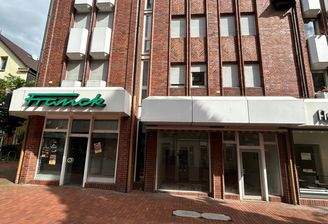 Geschäftsfront mit Schaufenstern