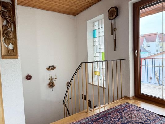 OG Treppenaufang mit Balkon - Immobilien Baumeiste