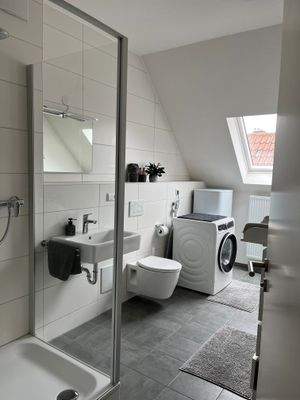 Glasduschkabine und helles Bad