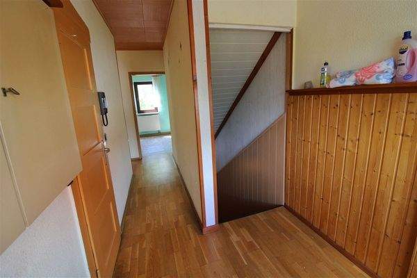 Treppenaufgang und Flur Wohnung OG