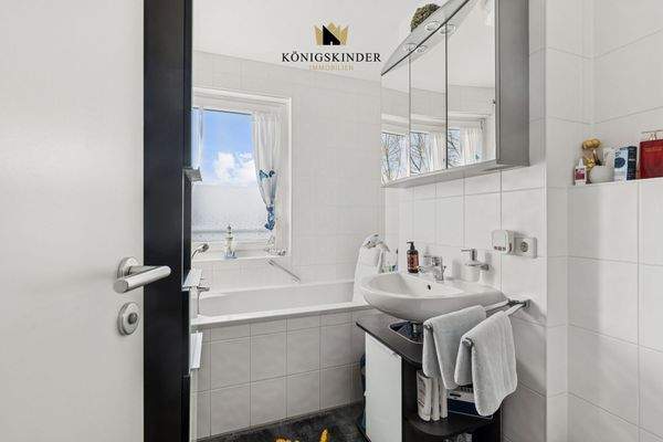 Tageslichtbad mit Wanne