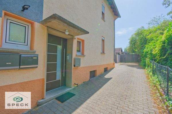 Hof und Eingangsbereich