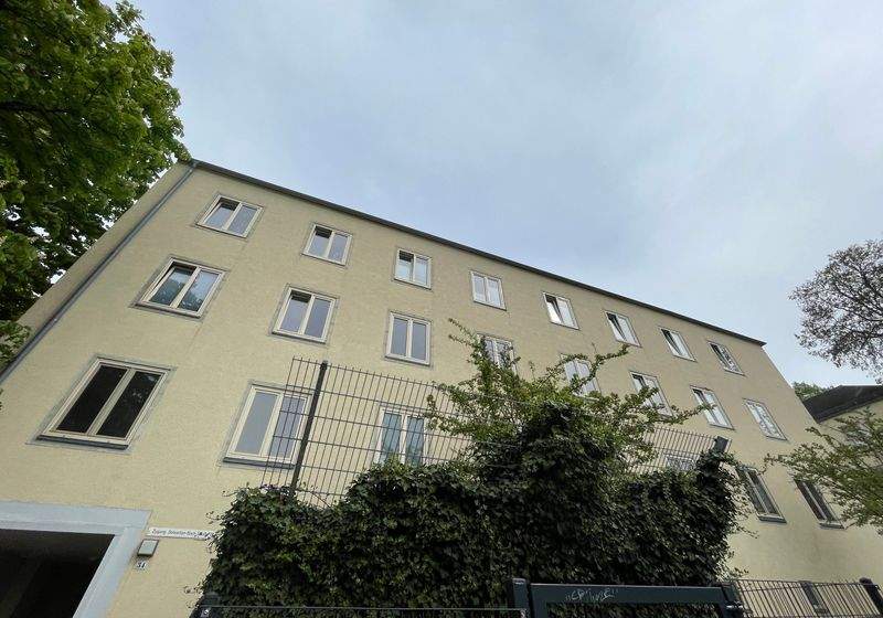 Hofer Str. **** Balkon, Wanne und Laminat ****