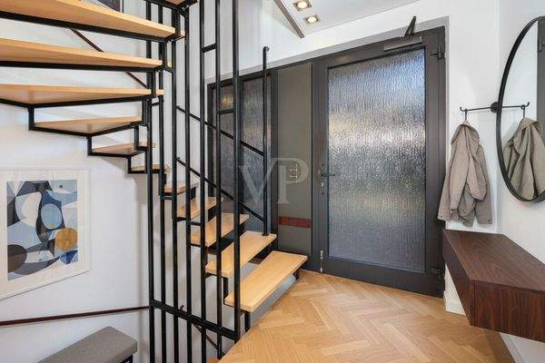 Treppenaufgang EG. KI modifiziert 