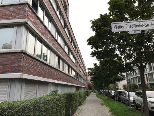 Wohngebäude mit Gehweg